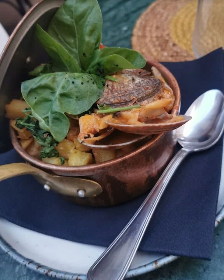 Petiscos portugais servis en cassolette au restaurant João's à Toulon